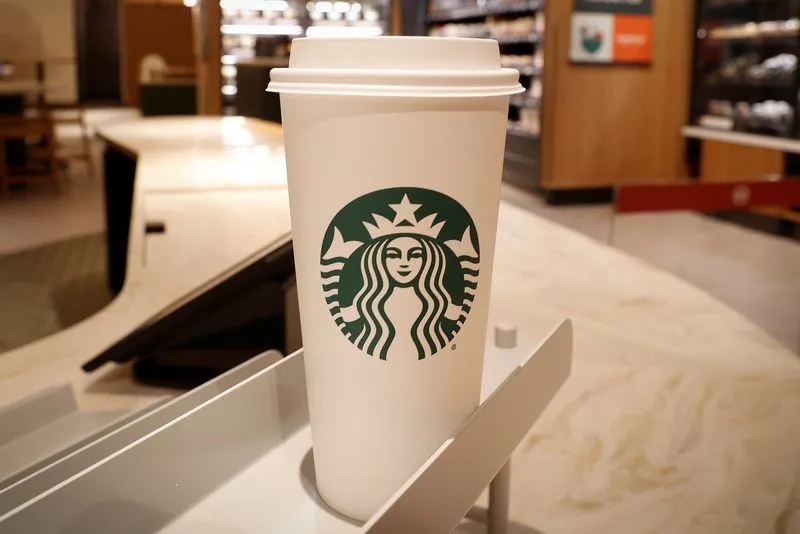 Starbucks Q4业绩预警:新CEO上任后的市场挑战与战略调整