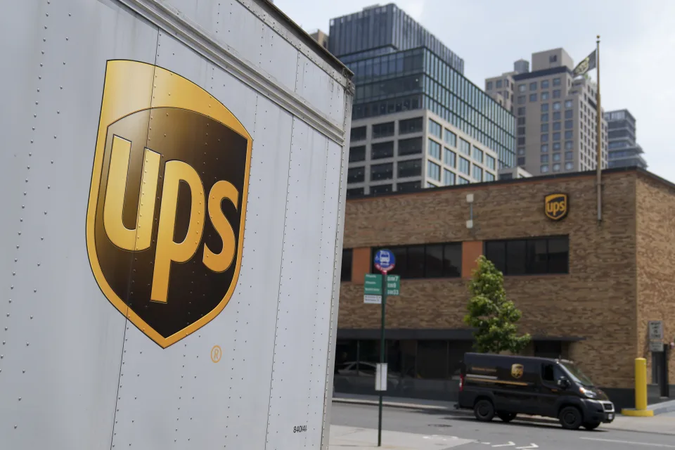 UPS裁员2万关闭73设施：亚马逊包裹量减半与特朗普关税冲击双重压力